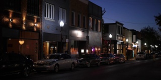典型美国小镇主街的夜间拍摄