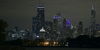晚上的芝加哥城市天际线和海滨。芝加哥，伊利诺斯州，美国。