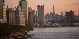 2017年10月20日。纽约日落的景色。纽约和曼哈顿的天际线。美国。