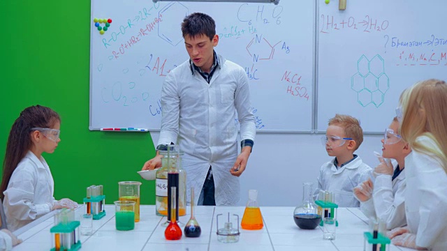 学生和老师在科学课上观看实验