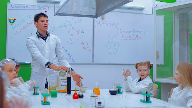 老师和学生在学校教室里做科学实验
