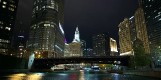 芝加哥，伊利诺斯州，美国。城市河边漫步。11月29日,2017年。深夜时分在市中心。