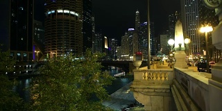 芝加哥，伊利诺斯州，美国。11月29日,2017年。深夜时分在市中心。城市河边漫步。