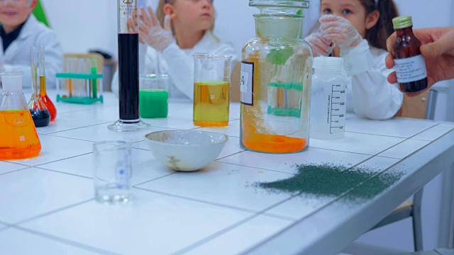 小学化学课-化学实验。孩子们在学校的实验室里学习化学