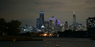 芝加哥市中心的夜晚。间隔拍摄的镜头。美国芝加哥伊利诺斯州