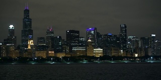 晚上的城市天际线和海滨。芝加哥，伊利诺斯州，美国。
