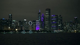 芝加哥市中心的夜晚。城市全景相机水平运动。芝加哥,伊利诺斯州,美国。视频素材模板下载