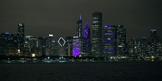 芝加哥市中心的夜晚。城市全景相机水平运动。芝加哥,伊利诺斯州,美国。