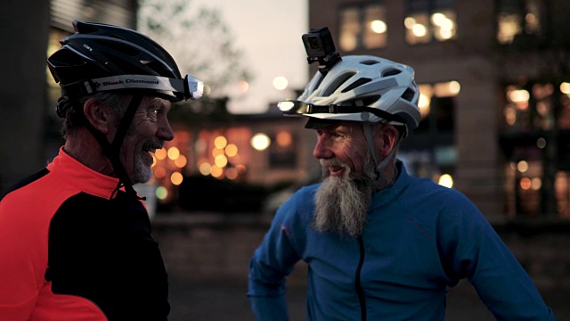骑自行车的老年人晚上聊天