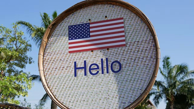 美丽的标志与美国国旗和题词你好英语。用“你好”签名