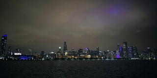 晚上的芝加哥城市天际线和海滨。11月29日,2017年。芝加哥，伊利诺斯州，美国。
