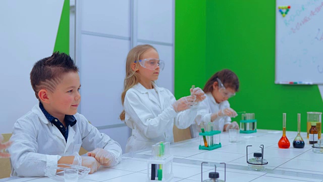 化学课上的孩子们。小学化学课-化学实验。