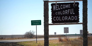 科罗拉多州边界线交通标志。欢迎来到多彩科罗拉多。美利坚合众国