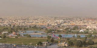 在卡塔尔多哈的Aspire公园里，一座带有喷泉和湖泊的桥