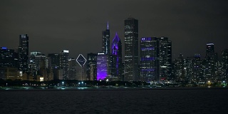 晚上的芝加哥城市天际线和海滨。11月29日,2017年。芝加哥，伊利诺斯州，美国。