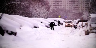 莫斯科居民区，汽车被雪覆盖。