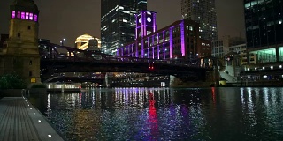 芝加哥，伊利诺斯州，美国。11月29日,2017年。深夜时分在市中心。城市河边漫步。