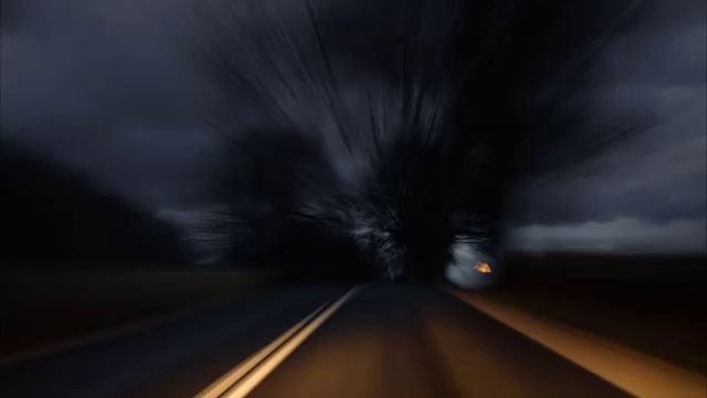 4K Driving POV Hyperlapse at sunset。在黑森林的乡村道路上开车的视频片段时光流逝。UHD间隔拍摄。