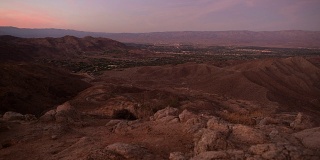 科切拉山谷和山脉夏季日落。棕榈沙漠，棕榈泉和山谷里的拉昆塔城。美国加州。