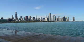 芝加哥市中心，伊利诺斯州和密歇根湖在阳光明媚的十月日。芝加哥，伊利诺斯州，美国。摄像机的运动。