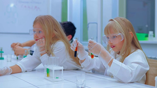 一组孩子在化学课上做实验。化学课上的孩子们