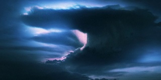 风景或抽象背景。美丽的雷暴和闪电视频。蓝色的。