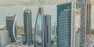 在卡塔尔首都多哈的商业中心，日落前的摩天大楼在天际线上缓缓落下