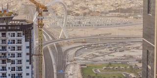 卡塔尔多哈日落前的摩天大楼和桥梁
