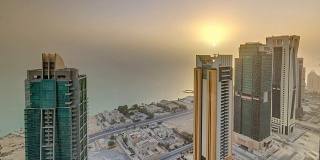西海湾和多哈城市中心的天际线在日出时间，卡塔尔