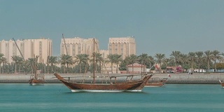 单桅帆船停泊在多哈市中心的博物馆公园