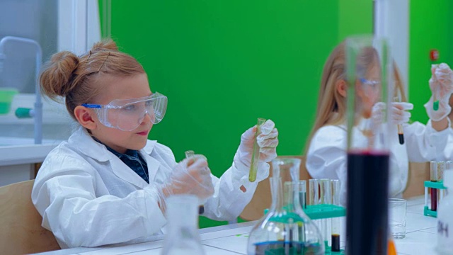 一组孩子在化学课上做实验。化学课上的孩子们