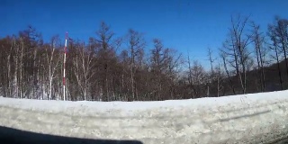 冬季雪景驾驶侧的乡村山路在泰纳，札幌，日本