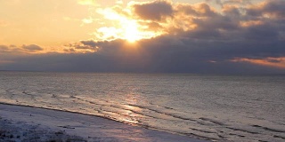 拉脱维亚里加湾海岸上缤纷的冬日日落。