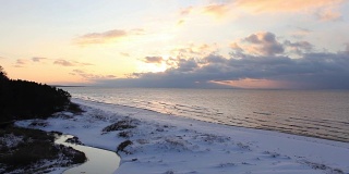 拉脱维亚里加湾海岸上缤纷的冬日日落。