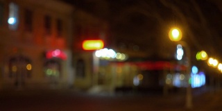 夜晚宁静的城市街道。