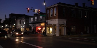 典型美国小镇主街街角的夜间拍摄
