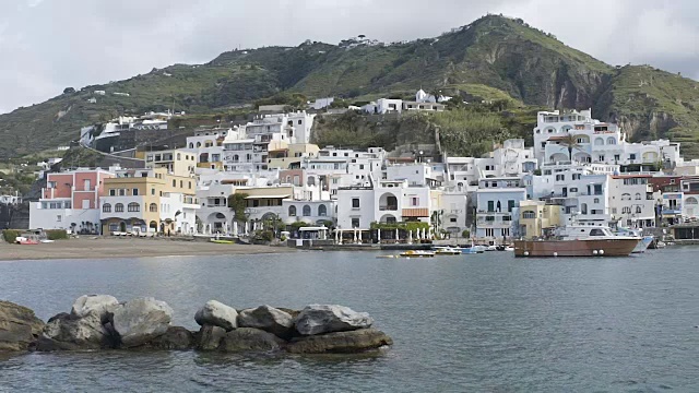 意大利伊斯基亚岛(Ischia island)，海岸白色房屋，面朝小海湾，上坡建造