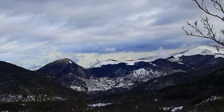 在法国比利牛斯山以时间流逝拍摄的雪景