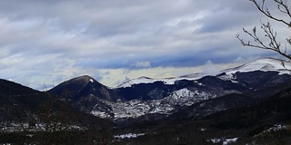 在法国比利牛斯山以时间流逝拍摄的雪景