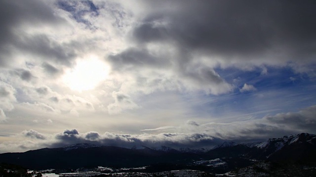 在法国比利牛斯山用时间流逝拍摄的雪山