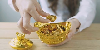 春节，女商人拿着金元宝
