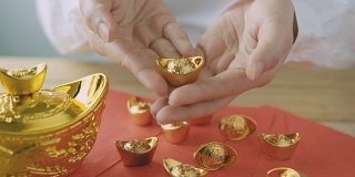 春节，女商人拿着金元宝
