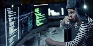 俄罗斯黑客在夜间编写计算机病毒
