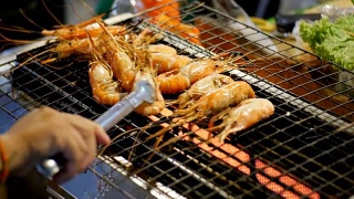 夜市烧烤虾，泰国街头小吃视频素材模板下载