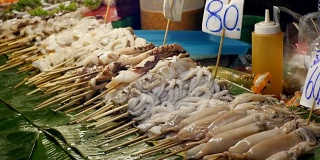 国家亚洲风情海鲜串在宗田街夜市的橱窗里。泰国芭堤雅