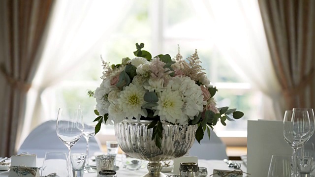 用鲜花装饰的婚宴餐桌