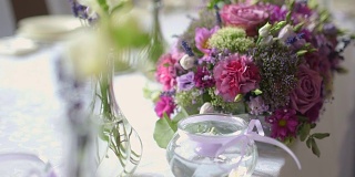 用鲜花装饰的婚宴餐桌
