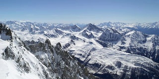 勃朗山雪景在阳光明媚的日子里建立。雪登山活动。冬季高山户外运动。平移。慢动作60p全高清视频