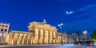 柏林城市天际线夜晚在勃兰登堡门(勃兰登堡门)，柏林，德国4K时间流逝
