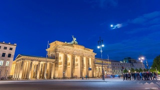 柏林城市天际线夜晚在勃兰登堡门(勃兰登堡门)，柏林，德国4K时间流逝视频素材模板下载